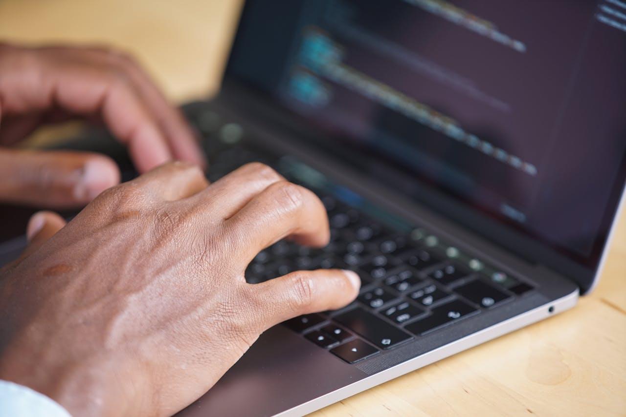 Программист пишет код на ноутбуке